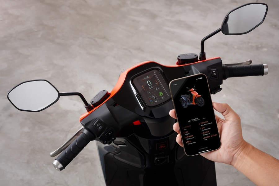 Một chiếc xe máy điện được điều khiển qua ứng dụng trên điện thoại