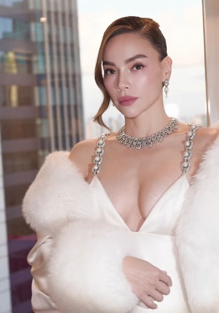 Lưu Diệc Phi và Hồ Ngọc Hà diện trang phục lộng lẫy tại sự kiện. 