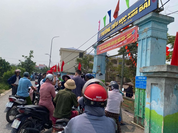 Phụ huynh học sinh Trường Tiểu học Kim Bài đón con học về sau sự việc suất ăn bán trú bị giao chậm và xe chở không đảm bảo. Ảnh: Tào Nga