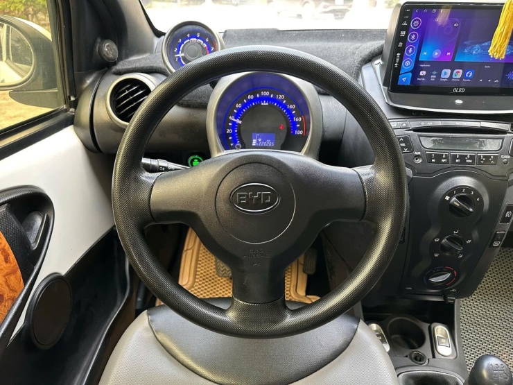 Bất ngờ chiếc ô tô bí ẩn gắn mác Bugatti như siêu xe của ông Đặng Lê Nguyên Vũ - 3