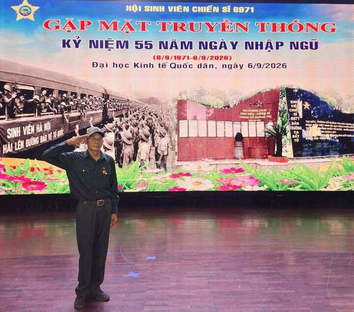 Cựu chiến binh 75 tuổi bay dù lượn nghệ thuật khiến giới trẻ mê mẩn - 1