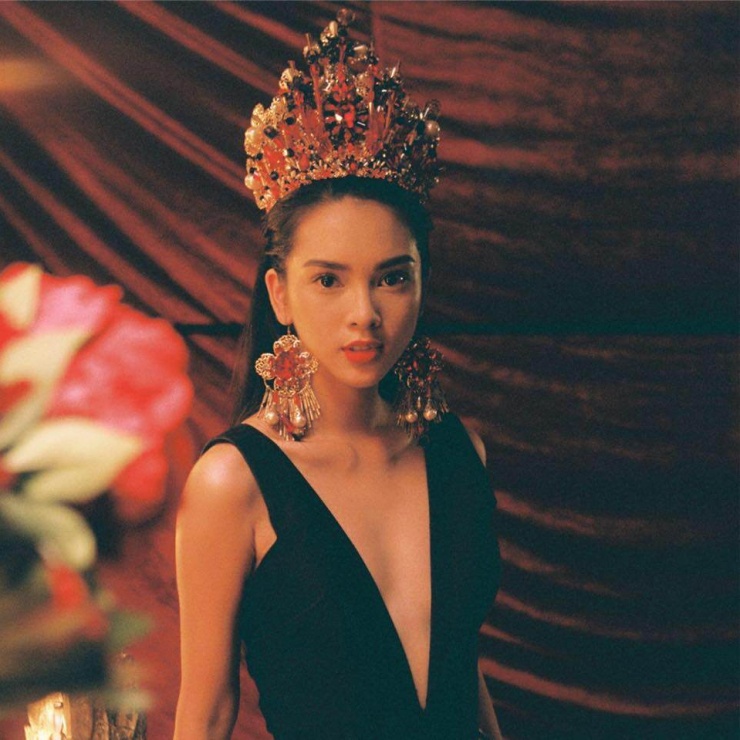 Quỳnh Lương sinh năm 1995, quê Phú Thọ. Trước khi được biết đến với vai trò diễn viên, cô từng hoạt động trong lĩnh vực người mẫu ảnh, thường xuyên xuất hiện trong các MV đình đám. Năm 2018, Quỳnh Lương từng bất ngờ đăng ký tham gia The Face. Tuy nhiên, hành trình của cô dừng lại khá sớm khi không thể lọt vào Top 15 chung cuộc, để lại nhiều tiếc nuối. Ngôi sao đưa tin.