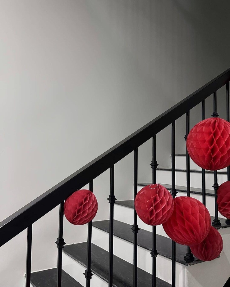 Cầu thang xinh xắn, trở nên rực rỡ hơn bởi những chiếc đèn lồng nhỏ.