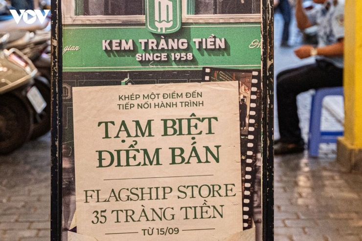 Trước đó ngày 4/9, trên trang Facebook chính thức, Kem Tràng Tiền thông báo cửa hàng chính của thương hiệu tại số 35 Tràng Tiền sẽ dừng đón khách từ ngày 15/9. Đây là địa chỉ đã gắn bó với thương hiệu gần 70 năm, đồng thời là nơi những sản phẩm kem đầu tiên được sản xuất và bán ra.
