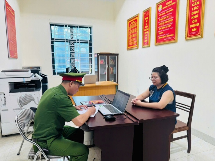 Nguyễn Thuỳ Trang tại cơ quan công an