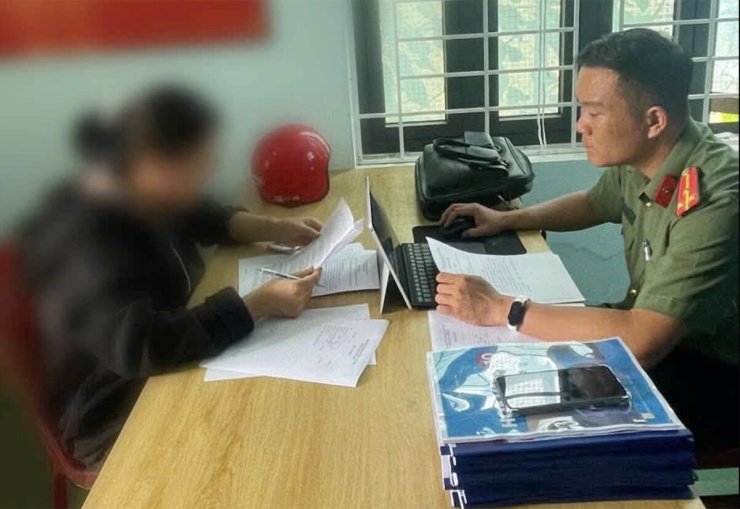 Công an làm việc với một người đăng tải các tin bài về việc sao chép, photocopy các tài liệu, sách giáo khoa từ lớp 1 đến lớp 12 cung cấp, bán cho các phụ huynh, học sinh. Ảnh: Công an xã Trường Phú