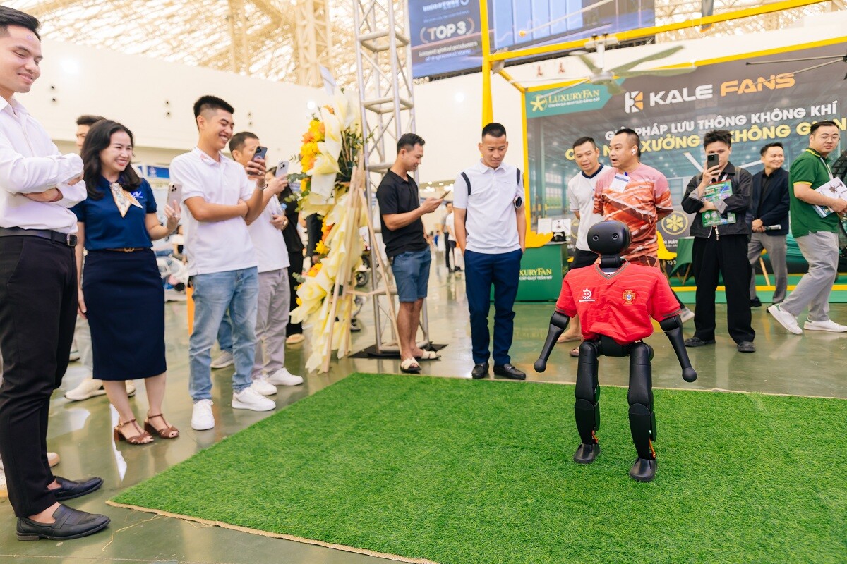 Roboworld mang đến robot hình người Booster K1 cùng các dòng robot phục vụ, vệ sinh và vận chuyển công nghiệp.