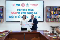 MB trao tặng hơn 600 vé xem bóng đá cho Trường THCS Giảng Võ
