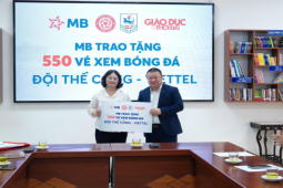 MB trao tặng hơn 600 vé xem bóng đá cho Trường THCS Giảng Võ