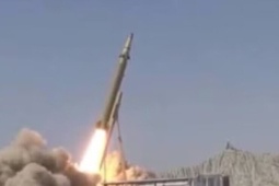 Iran dùng tên lửa ‘Qasem Basir’ khiến tàu sân bay Mỹ phải cơ động né tránh?