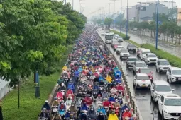Dòng người nhích từng chút trên đường Võ Văn Kiệt