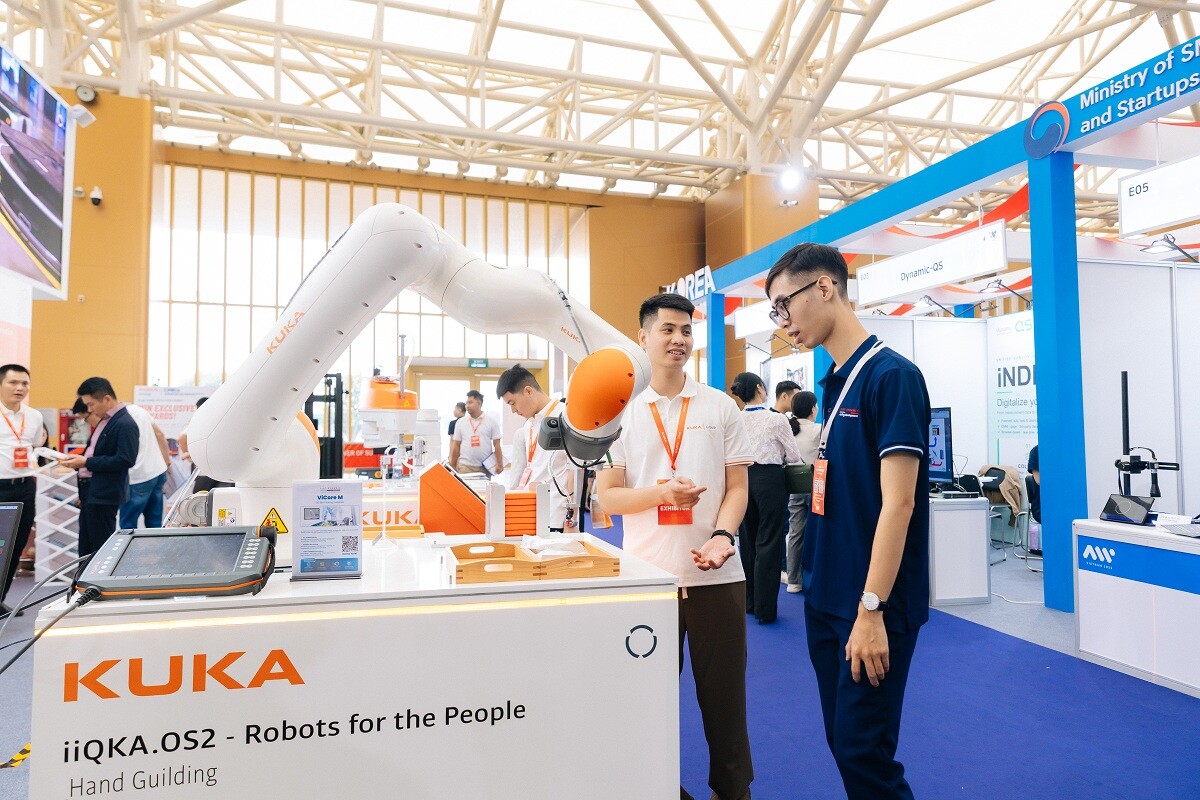 Kuka mang đến trạm robot tương tác trực tiếp và những màn trình diễn công nghệ thực tế.