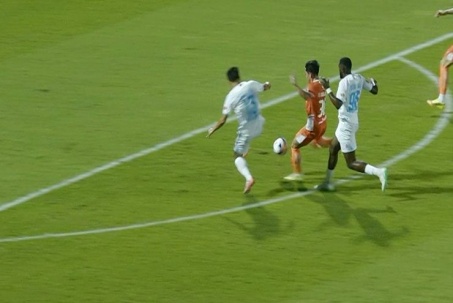 VAR can thiệp: Nam Định lĩnh 2 thẻ đỏ trực tiếp, khốn khổ 9 đấu 11 với Đà Nẵng