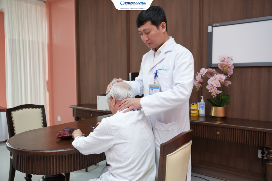 Người cao tuổi được thăm khám toàn diện trước khi bốc thuốc và sử dụng dịch vụ