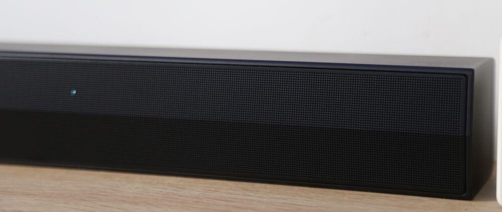 Mặt trước soundbar là kim loại thay vì lưới vải.
