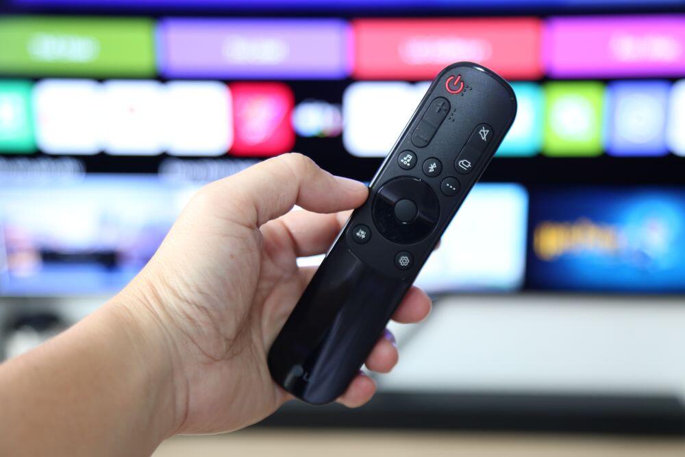 Chiếc remote đi kèm.