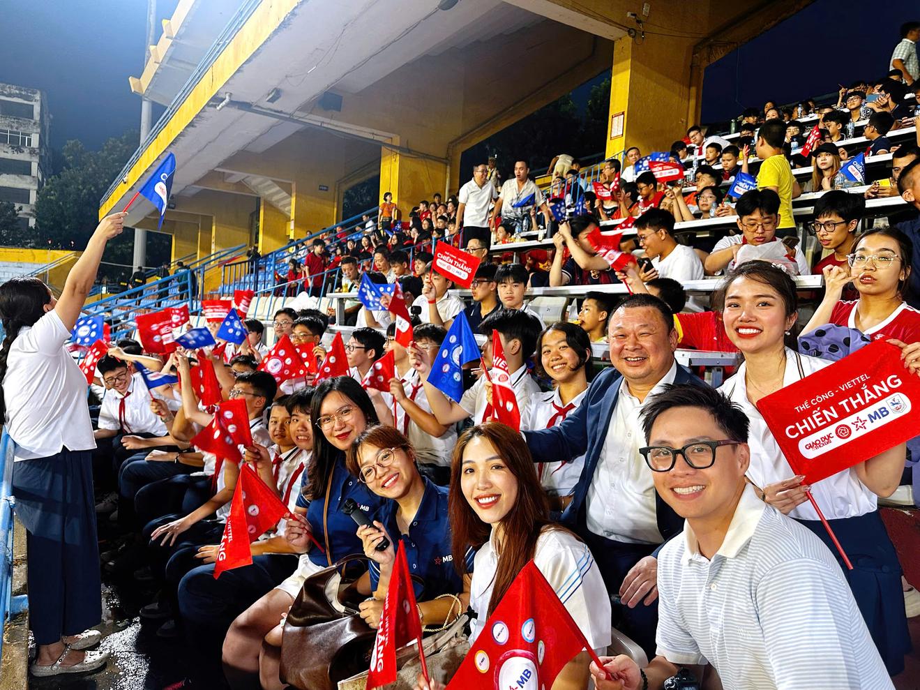 Ông Chu Hải Công, Giám đốc Quan hệ công chúng MB ở giữa ảnh cùng các em học sinh tại sân