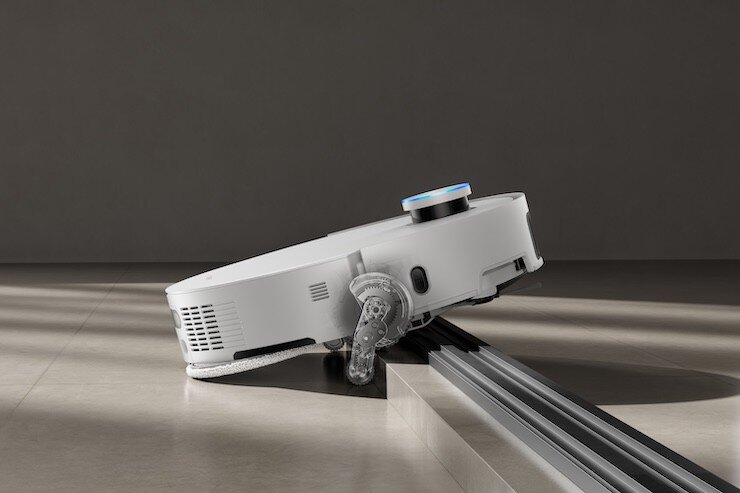 Một mẫu robot hút bụi, lau nhà có khả năng leo sàn.