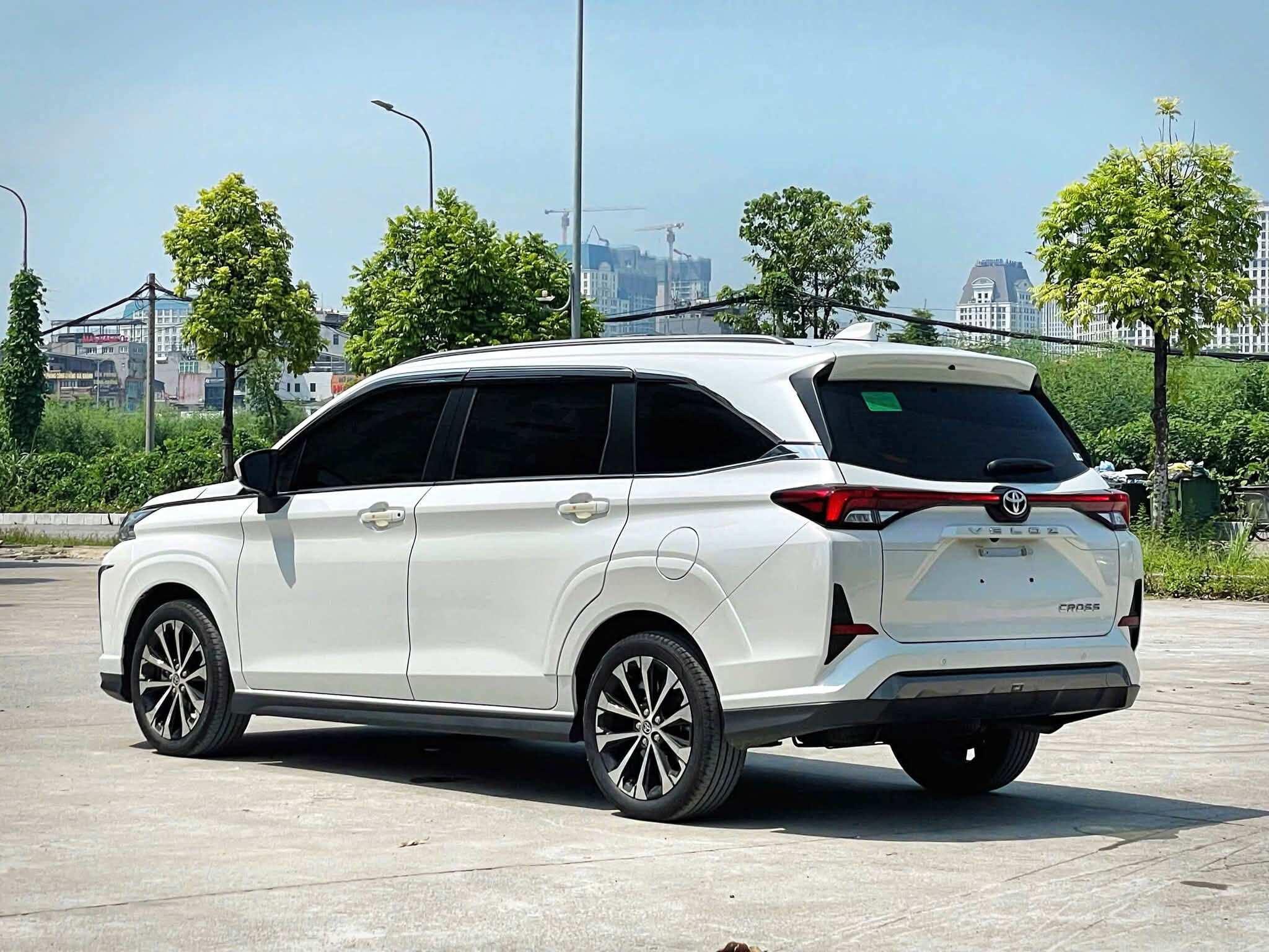 Đỗ xe dễ dàng hơn so với những mẫu SUV 7 chỗ cỡ lớn.