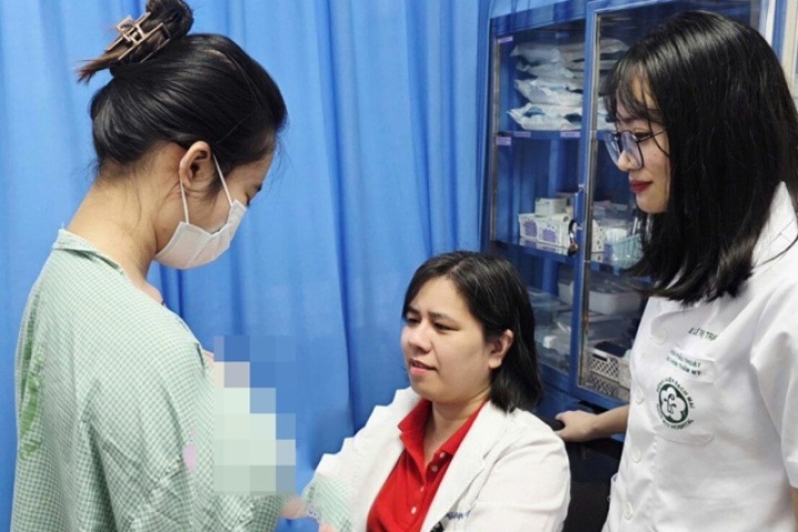 Gù lưng vì khối u ngực khổng lồ, cô gái 20 tuổi từ Séc về nước tìm lại vóc dáng