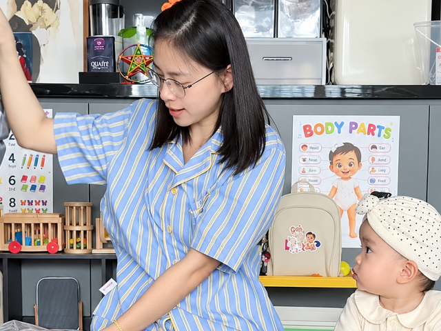 Cặp đôi đang trao nhau ánh nhìn hạnh phúc trong studio chụp ảnh cưới tại TP Vinh.