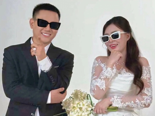 Hoài Lâm hạnh phúc bên cô dâu 2004 trong bộ ảnh cưới mộc mạc tại quê nhà.