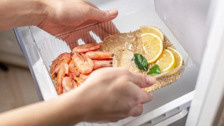 Thịt, hải sản tái sống như bít tết, hamburger, cá áp chảo hoặc hải sản sống có thể chứa vi khuẩn gây bệnh