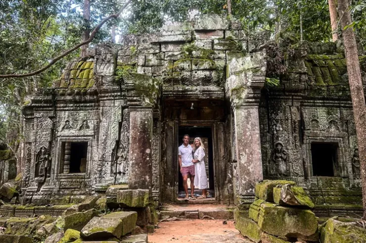 Shelly và Shayne chụp ảnh trong chuyến tham quan Angkor Wat, Campuchia. Ảnh: T+L