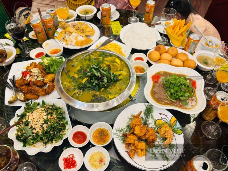 Mâm cỗ cưới 9 món tại phường Thái Bình, tỉnh Hưng Yên. Ảnh: Nhật Hà&nbsp;