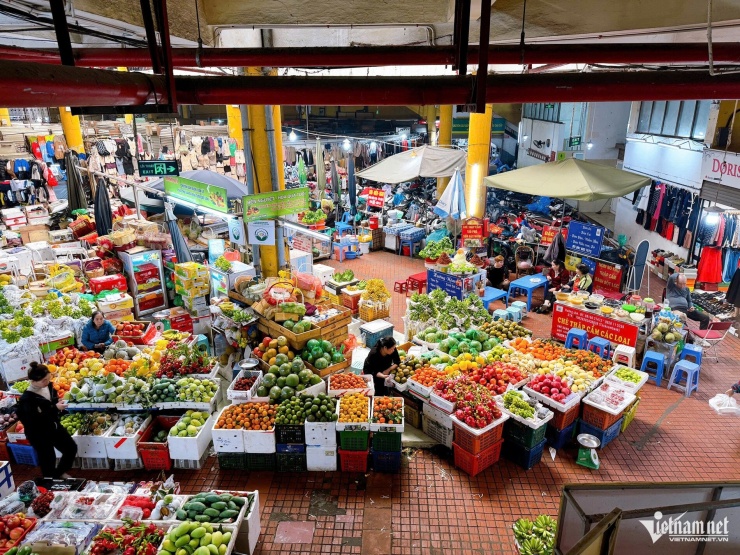 Không gian bên trong tầng 1 chợ Hôm - Đức Viên
