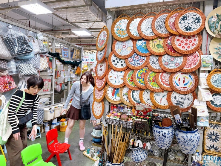 Khách nước ngoài tham quan, mua sắm trong chợ Hàng Da