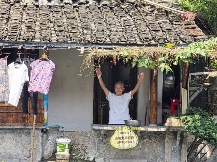 Ông Trần cho biết sẽ không trồng bầu nữa. Ảnh: Jimu News