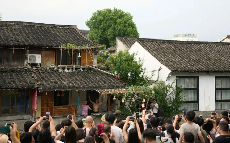 Du khách kéo đến chụp ảnh cây bầu nhà ông Trần Kim Ngao. Ảnh: VCG