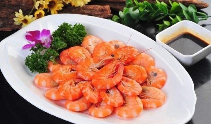Tôm đông lạnh nếu được sơ chế và luộc đúng cách cũng có hương vị khá hoàn hảo.