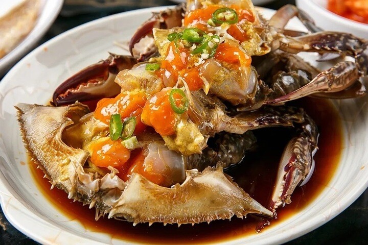 Món cua sống ngâm tương đặc sản tại Hàn Quốc. (Ảnh: KKWorlds)