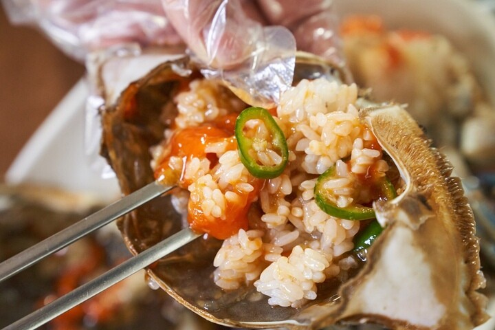 Món cua ngâm tương ăn rất “đưa” cơm. (Ảnh: KKWorlds)