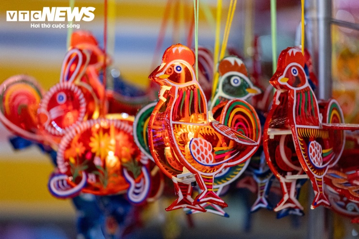 Hai bên đường, nhiều gian hàng bày bán các loại đồ chơi dân gian như đèn ông sao, đèn cá chép, đèn thiềm thừ, ông tiến sĩ giấy, mặt nạ giấy bồi, tò he, đầu sư tử...Năm nay, nhiều phụ huynh có xu hướng tìm mua các sản phẩm này, giúp con trẻ biết đến Tết Trung thu truyền thống của dân tộc.