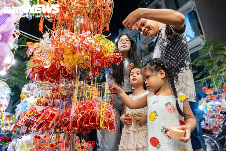 Nhiều trẻ em được bố mẹ đưa đến tham quan, mua đồ chơi trung thu. Với nhiều phụ huynh, đây là dịp để các con biết đến Tết Trung thu - một trong những nét văn hóa cổ truyền tốt đẹp.