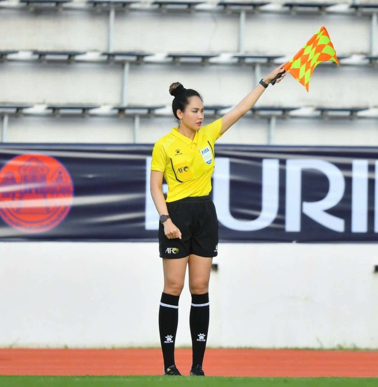 Vẻ đẹp "bốc lửa" của trọng tài Hà Thị Phượng làm nhiệm vụ tại World Cup U20 nữ 2026 - 1
