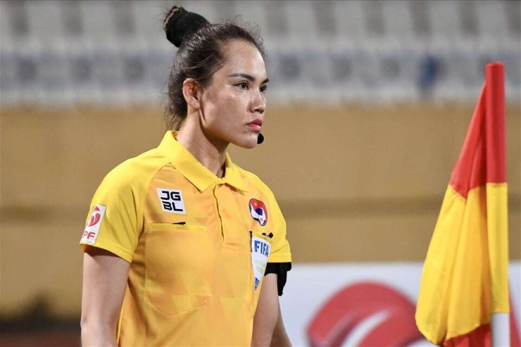 Vẻ đẹp "bốc lửa" của trọng tài Hà Thị Phượng làm nhiệm vụ tại World Cup U20 nữ 2026 - 3