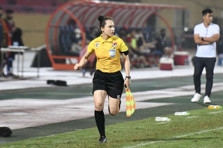 Vẻ đẹp "bốc lửa" của trọng tài Hà Thị Phượng làm nhiệm vụ tại World Cup U20 nữ 2026 - 4