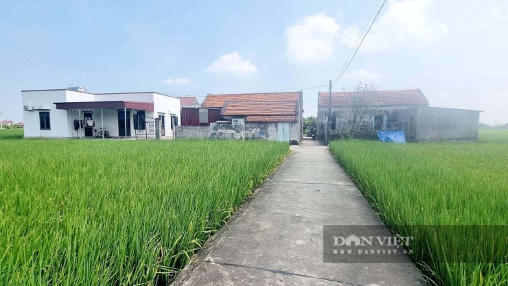 Con đường bê tông thẳng tắp dẫn vào cụm nhà dân tại thôn Bơn Ngạn. Ảnh: VT