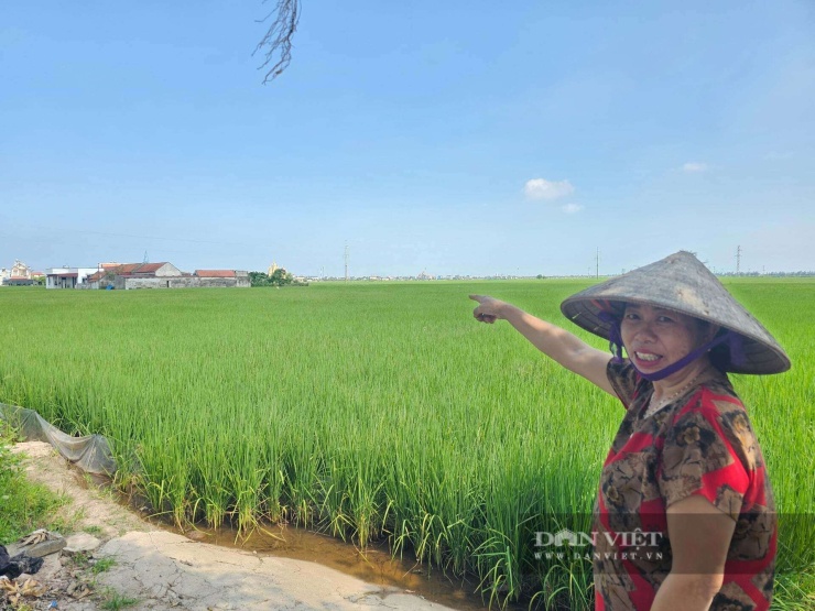 Người dân Bơn Ngạn chỉ tay về "xóm đảo" yên bình. Ảnh: VT