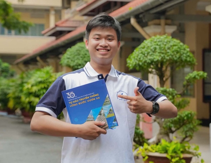 Trần Tiến Đạt, thủ khoa Kỳ thi Đánh giá năng lực năm 2026 với mức điểm cao nhất trong lịch sử kỳ thi được trao học bổng trị giá 320 triệu. Ảnh: NVCC