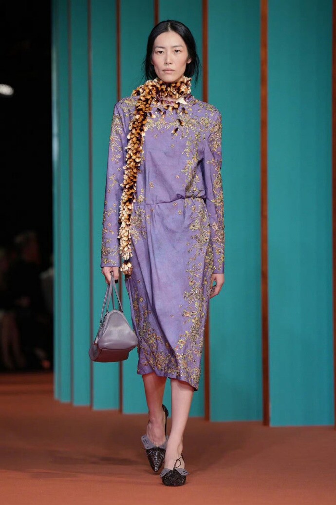 Liu Wen diễn show Tory Burch. Video: Weibo