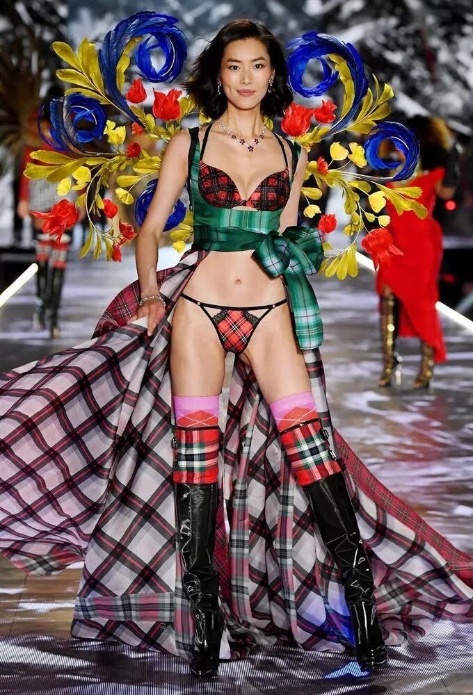 Liu Wen diễn show Victoria's Secret.
