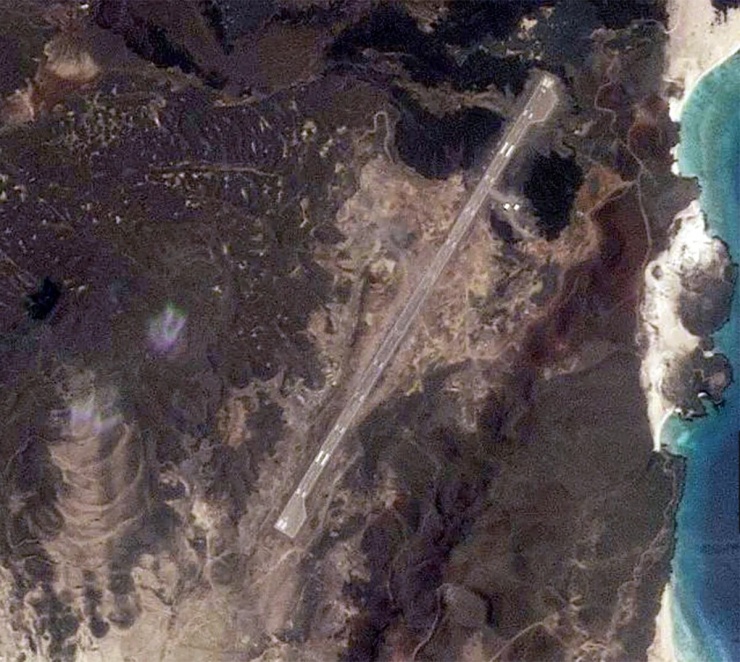 Đường băng trên đảo Perim trong ảnh vệ tinh chụp năm 2025. Ảnh: War Zone