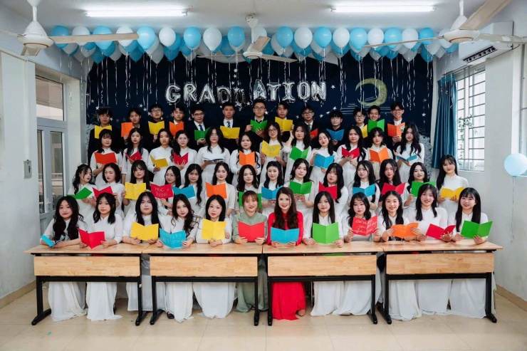 Lớp chuyên Tiếng Trung niên khóa 2024-2026 (E55) cùng các cô giáo, trường THPT chuyên Ngoại ngữ. Ảnh: Nhà trường cung cấp