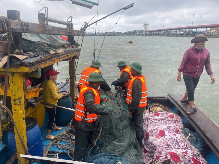Lực lượng chức năng hỗ trợ ngư dân đưa ngư lưới cụ lên bờ. Ảnh: Lãnh đạo UBND phường cung cấp.
