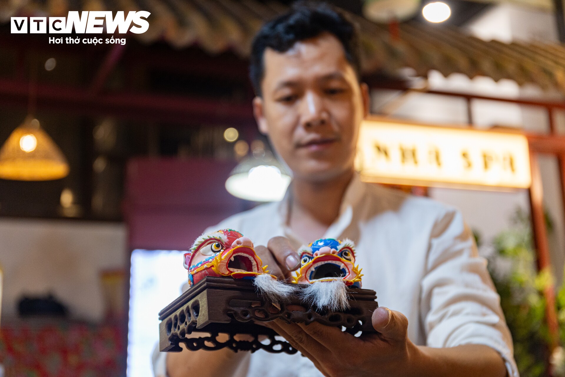Những chiếc đầu lân tò he do nghệ nhân Đặng Văn Hậu kỳ công chế tác, với đường nét tinh xảo, được bán với giá khoảng 500.000 đồng/sản phẩm.